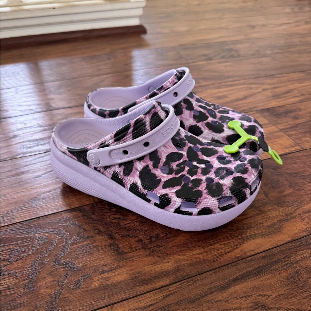 NWT Crocs Animal Cutie leopard print platform clogs. Size “J6” Purple print fun!